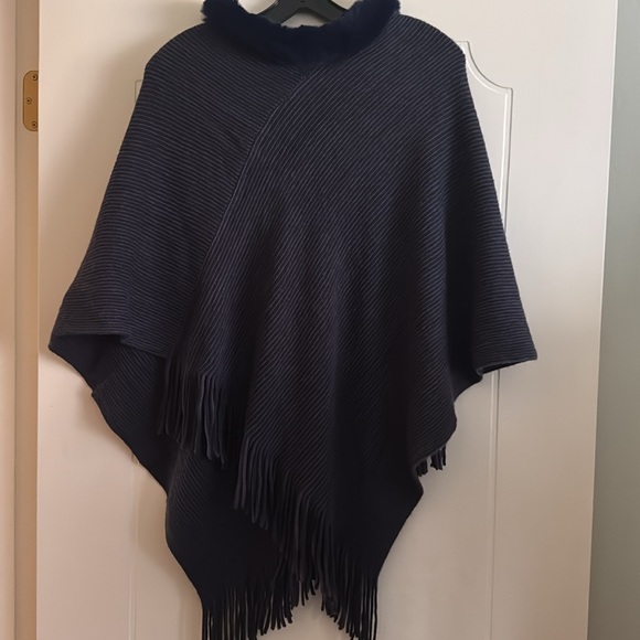 Poncho with faux furs trim - Picture 4 of 5